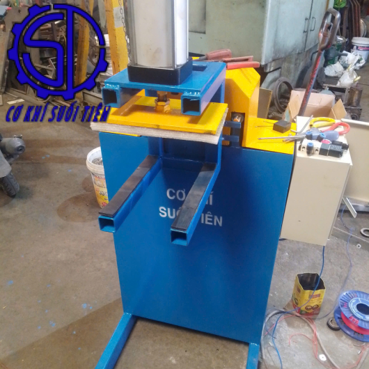 Máy lật gạch bông gió