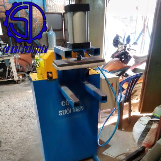 Máy lật gạch bông gió